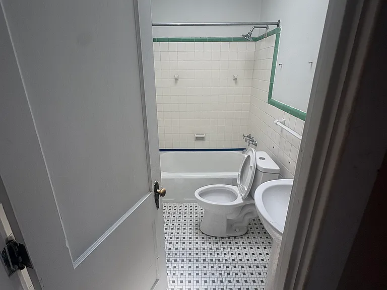 1123-1127 Chestnut St #2 — Photo 4