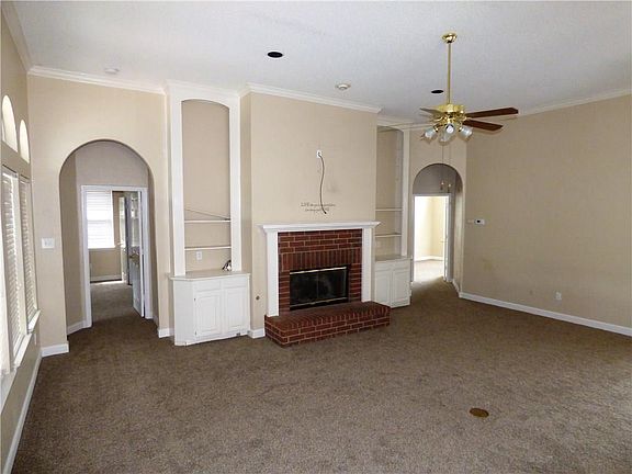 3rd image of 806 Ashwood Dr