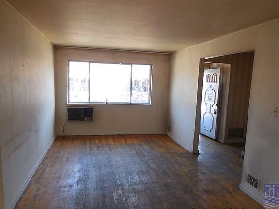 5th image of 905 Huntington Ave