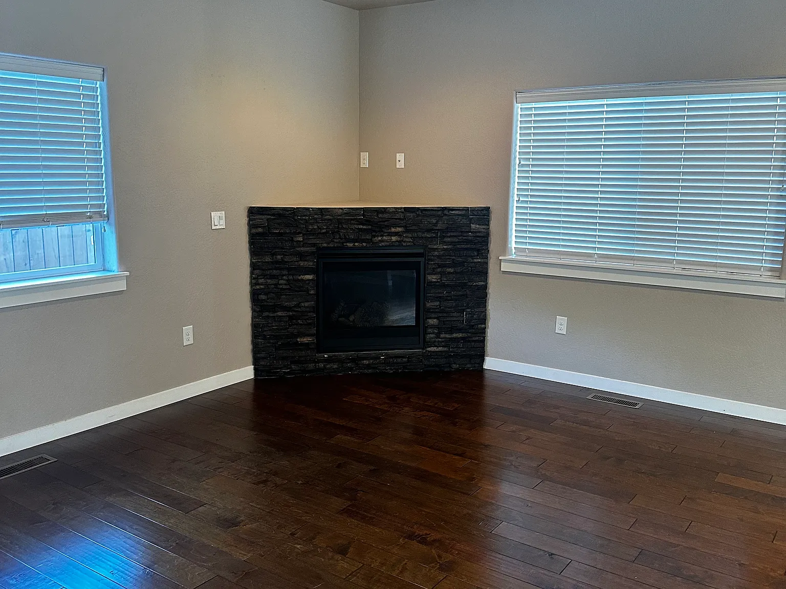 3 bed, 2.5 bath, 2276 sqft, $2,350 — Photo 2