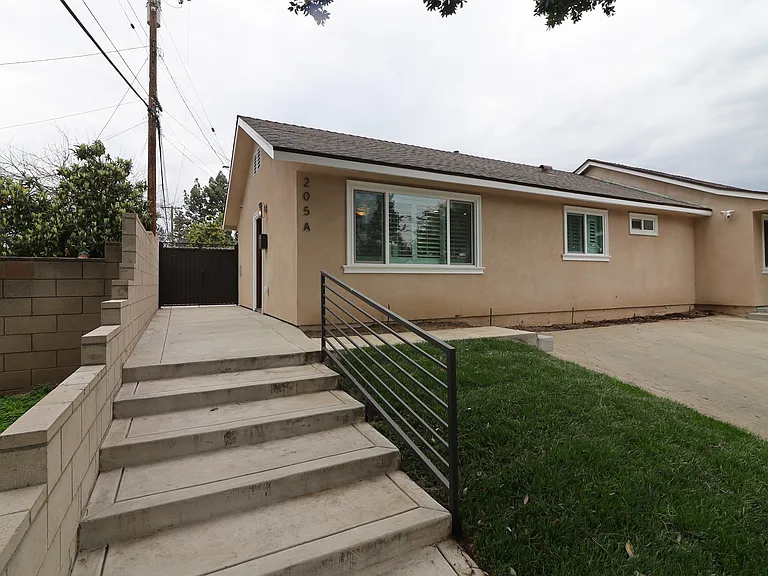 205 W Nubia St #A — Photo 1