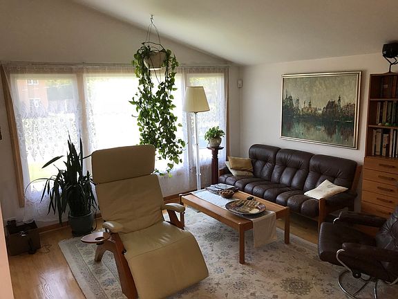 3rd image of 590 Waikiki Dr