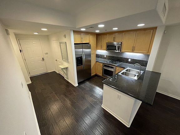 5th image of 931 E Walnut St Unit 213