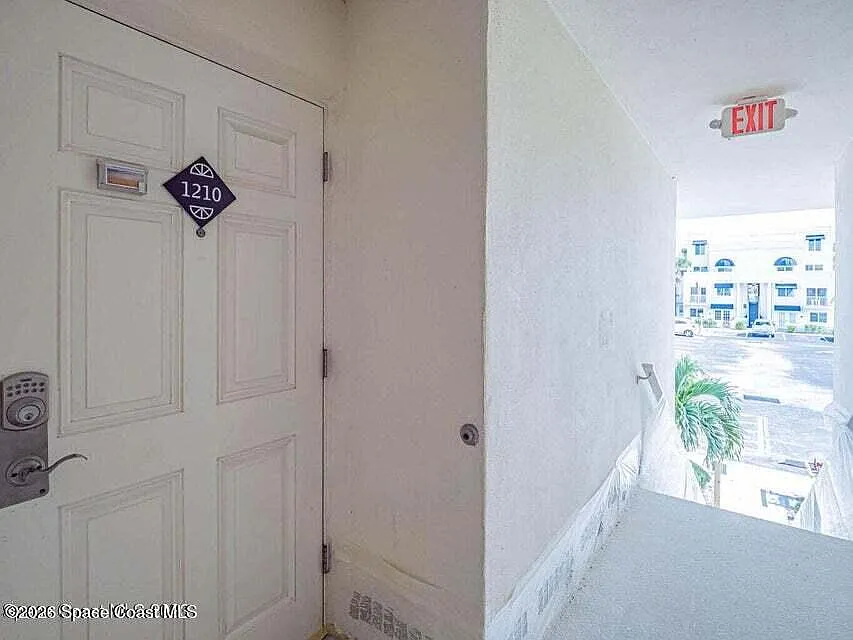 1 bed, 1.0 bath, 718 sqft, $2,000 — Photo 2