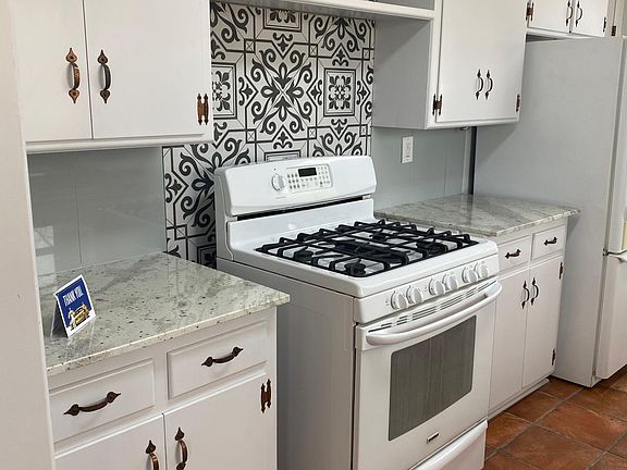 4th image of 621 SW 44th St