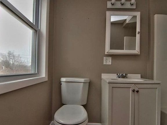4th image of 603 S Blakely St Floor 2