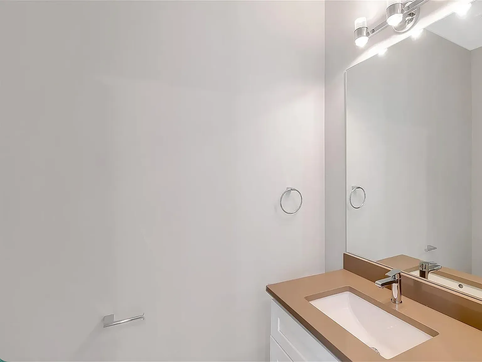 2 bed, 2.5 bath, 1382 sqft, $3,000 — Photo 3