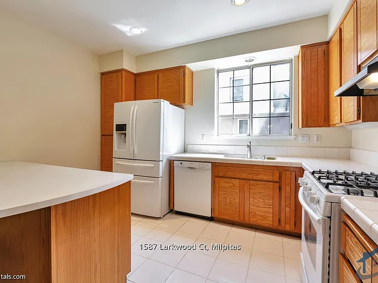 1587 Larkwood Ct — Photo 2