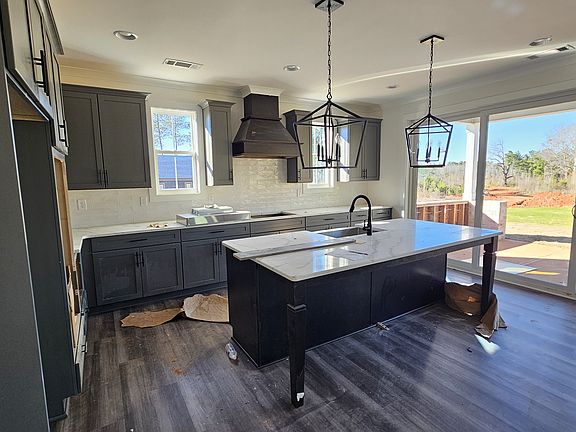 3rd image of 155 Hawthorne Ln