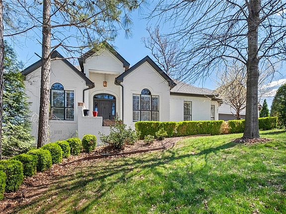 3rd image of 2 Willow Bank Cir