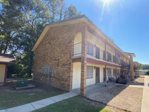 Acadian Villa Apartments