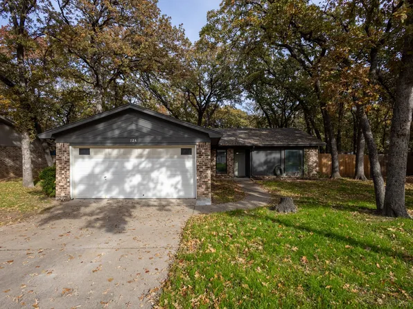 724 Lake Crest Pkwy, Azle, TX 76020