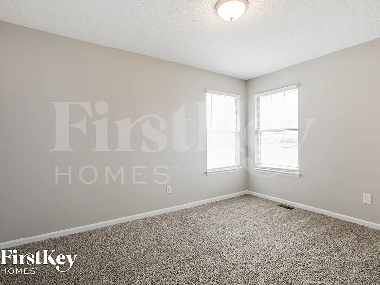 1049 NE Queens Cir — Photo 10