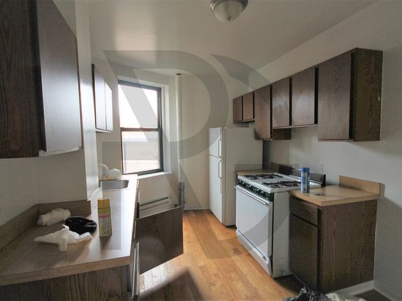 2nd image of 423 W Belden Ave