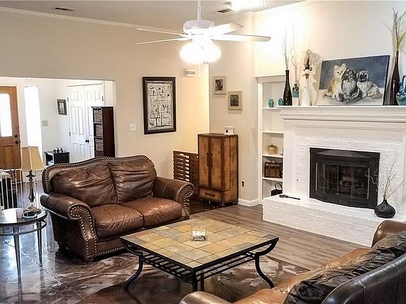 3rd image of 1117 Chimneyrock Trl