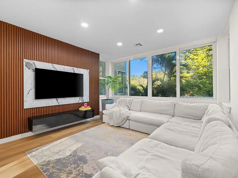 1213 Tequesta St — Photo 6