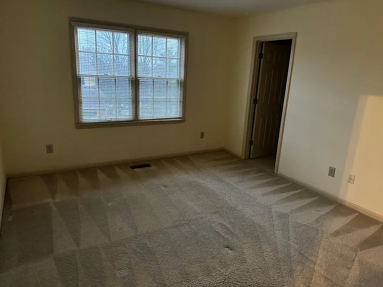 240 Chippendale Cir — Photo 8