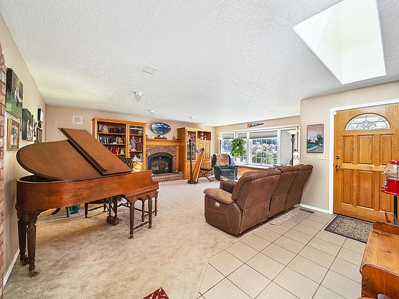 5th image of 200 SE Crestview Ln