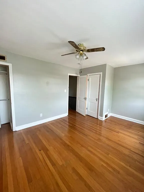 2327 13th Pl NE — Photo 3