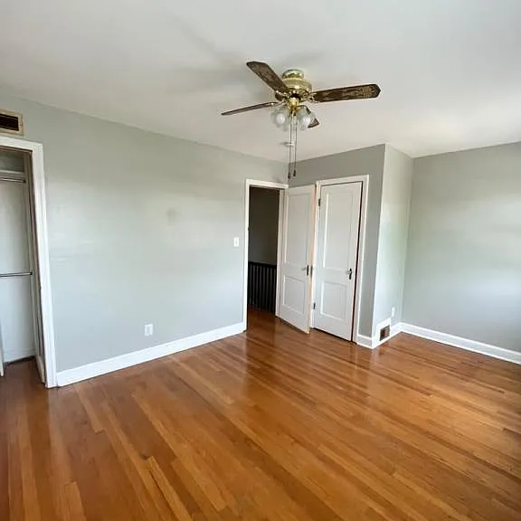 2327 13th Pl NE — Photo 3