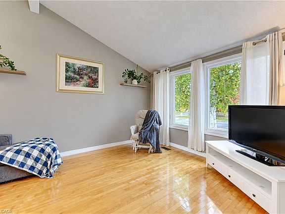 5th image of 102 Toynbee Cres
