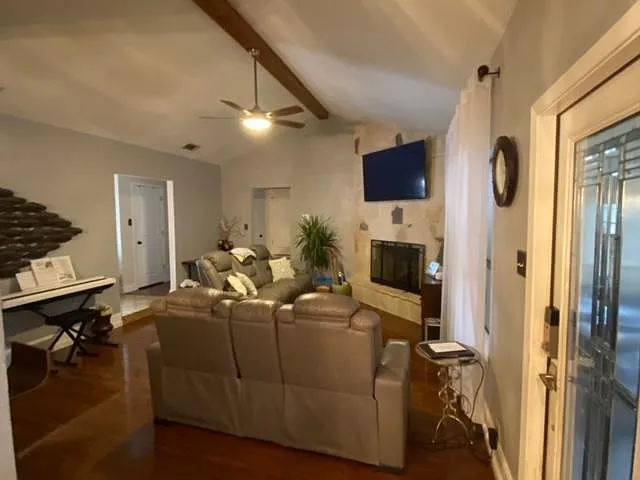 3 bed, 2289 sqft, $2,400 — Photo 4