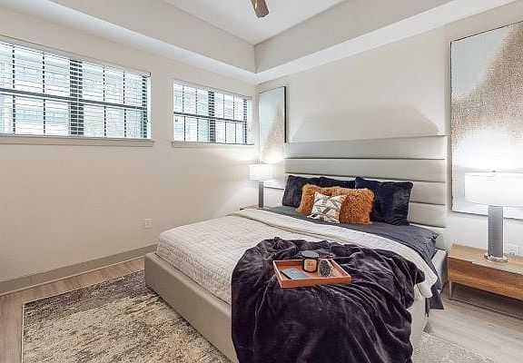 2nd image of 1836 W Davis St #1314