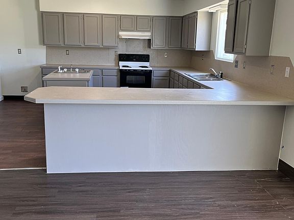 Kitchen w/bar seating