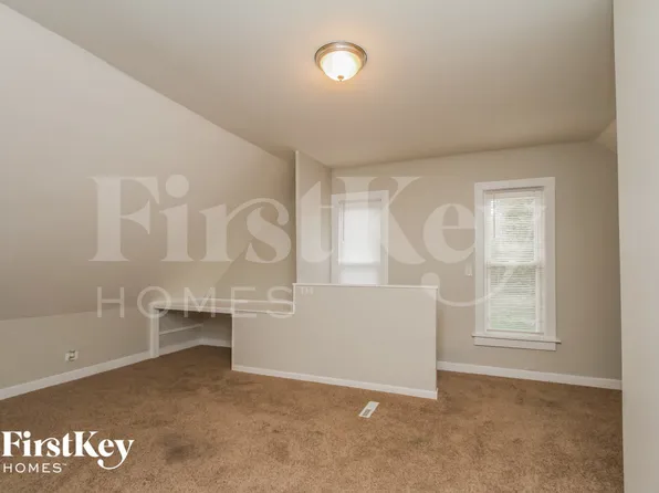 374 Jay St, Elgin, IL 60120