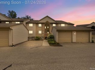 4892 Ashley Ln, Waterford, MI 48329