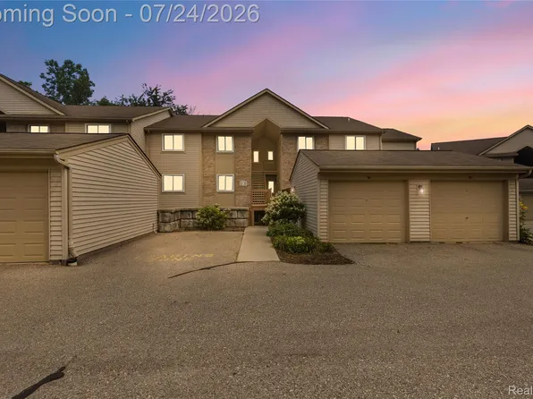 4892 Ashley Ln, Waterford, MI 48329