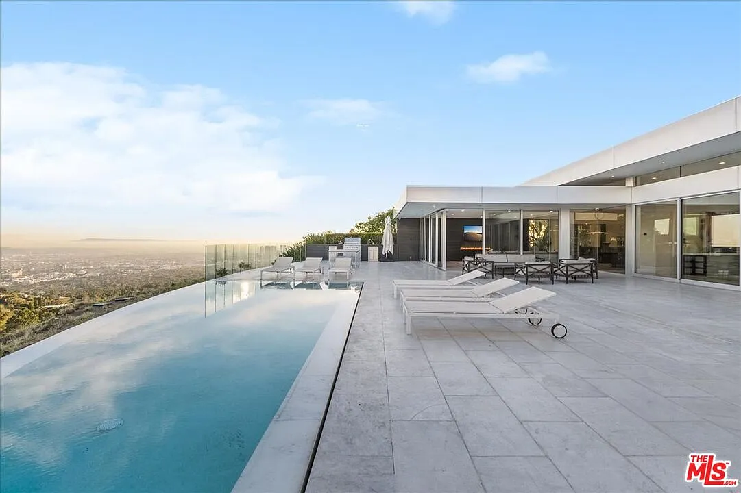 6 bed, 9.0 bath, 10000 sqft, $80,000 — Photo 2