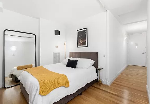 5th image of 88 Greenwich St APT 914