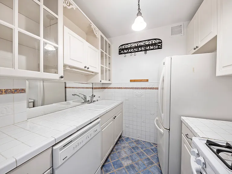 222 Riverside Dr #7F — Photo 5