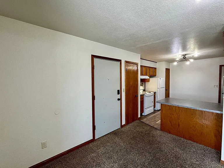 1216 N Point Dr — Photo 4