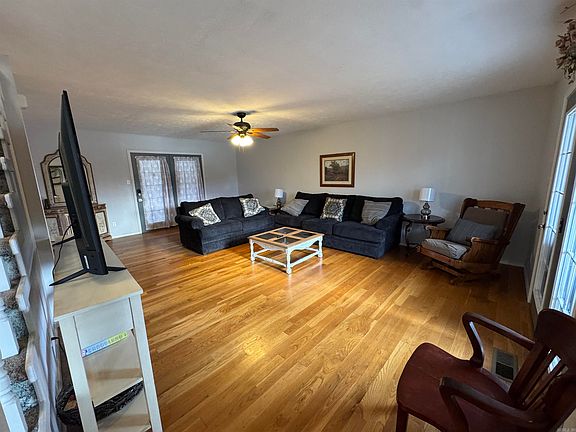 3rd image of 308 Woodrock Ln