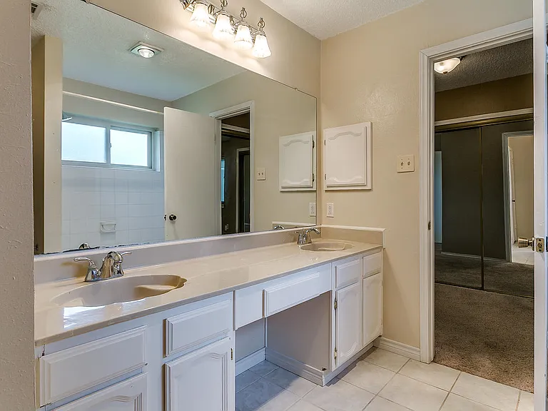 808 Sandhurst Dr — Photo 17