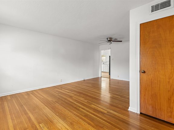 3rd image of 1015 W Sycamore St