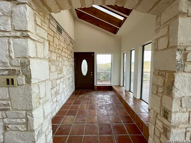 3 bed, 3.5 bath, 4087 sqft, $4,000 — Photo 3