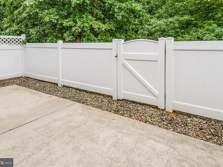 17 Lancaster Ct — Photo 32