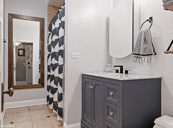 5th image of 422 W Dickens Ave APT 1W