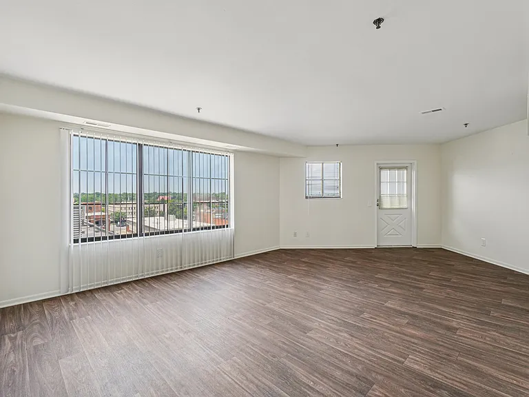 River Place Luxury Apartments — Photo 24