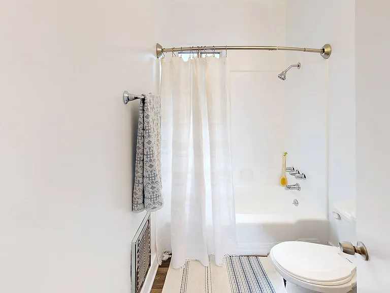 Rowena Avenue Apartments — Photo 5