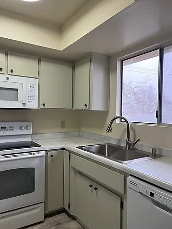 2 bed, 750 sqft, $2,200 — Photo 2