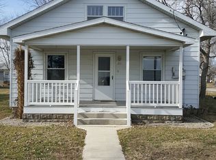 211 N Poplar St, Farina, IL 62838