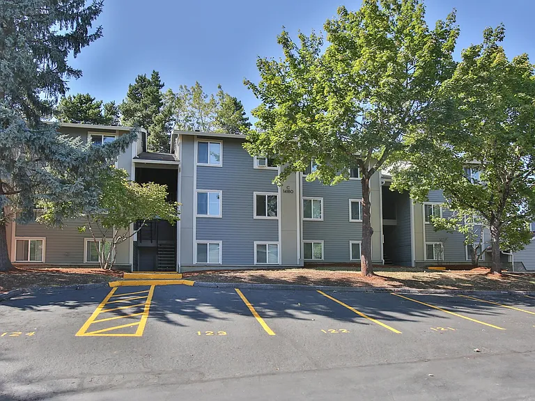 Highland Hills Apartments — Photo 26