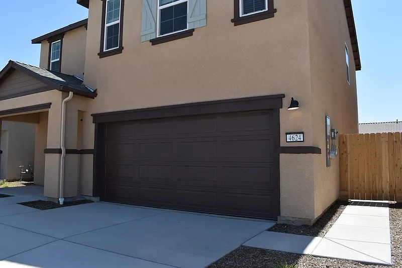 4 bed, 2.5 bath, 1924 sqft, $2,350 — Photo 2