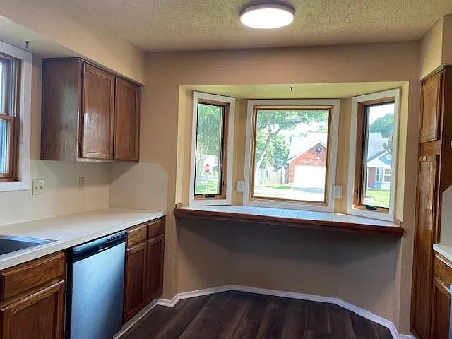 3 bed, 2.0 bath, 1263 sqft, $1,900 — Photo 4