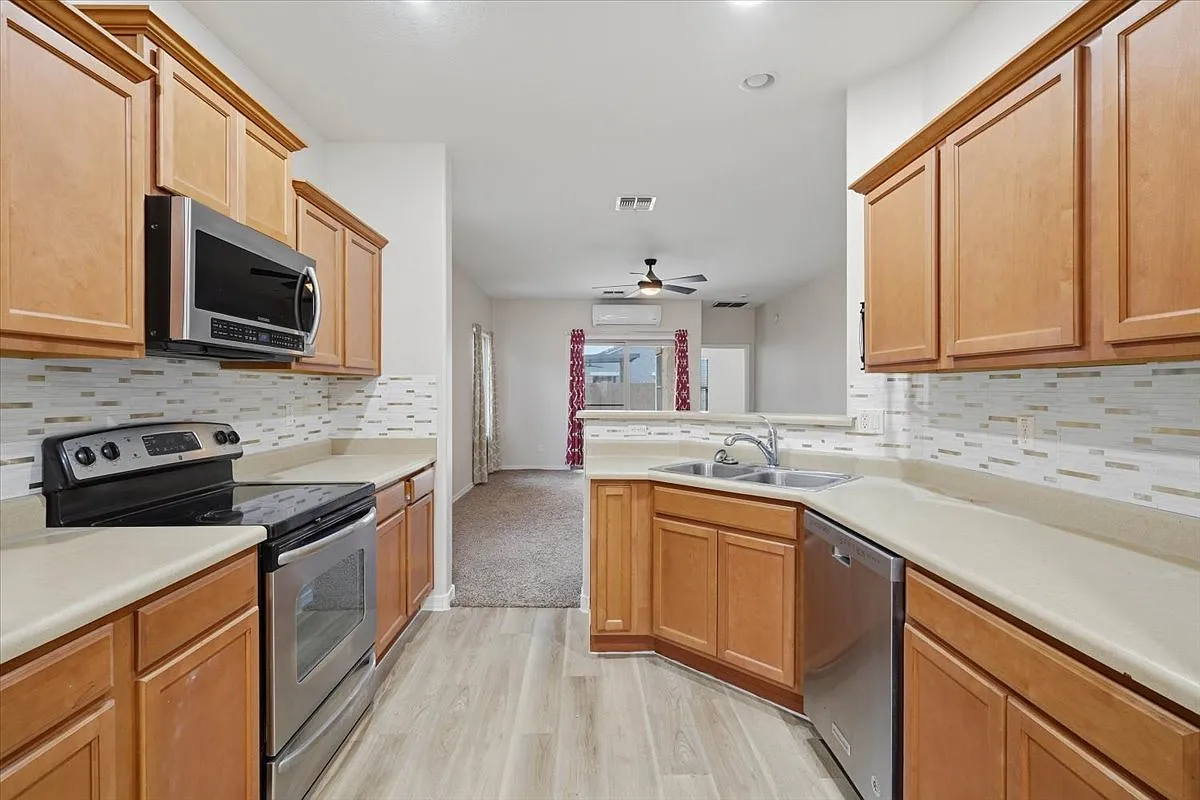 4 bed, 1638 sqft, $2,395 — Photo 3