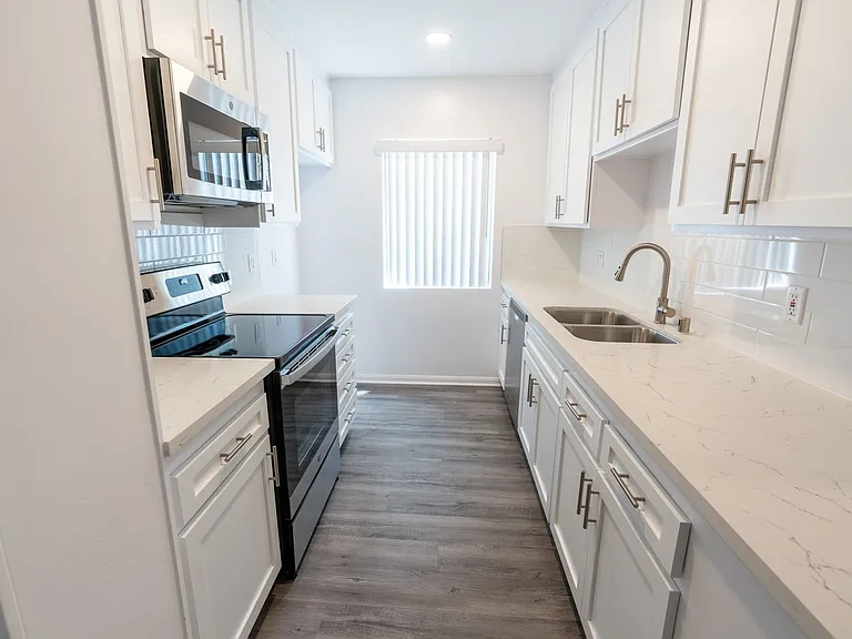 1635 North Martel Avenue — Photo 25